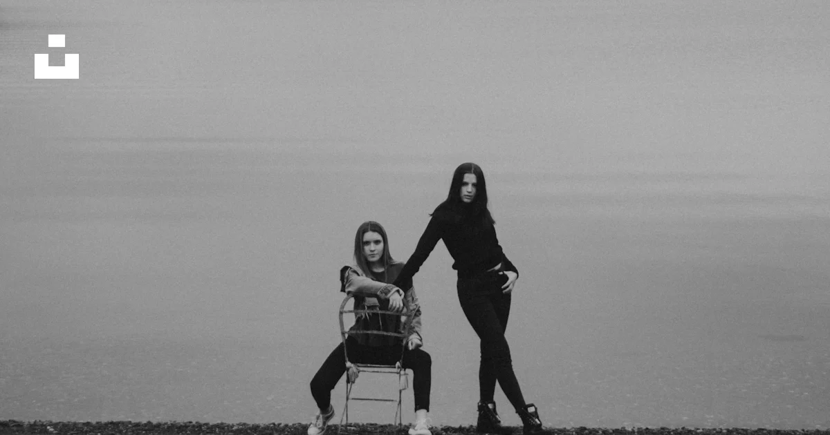 水域の隣に立っている数人の女性の写真 – Unsplashの無料人写真