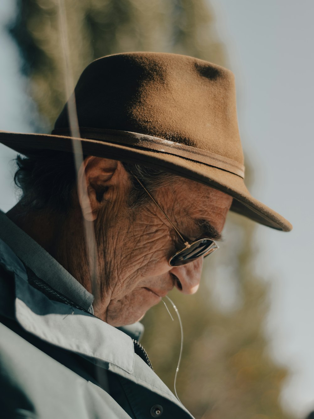 Ein alter Mann mit Hut und Brille