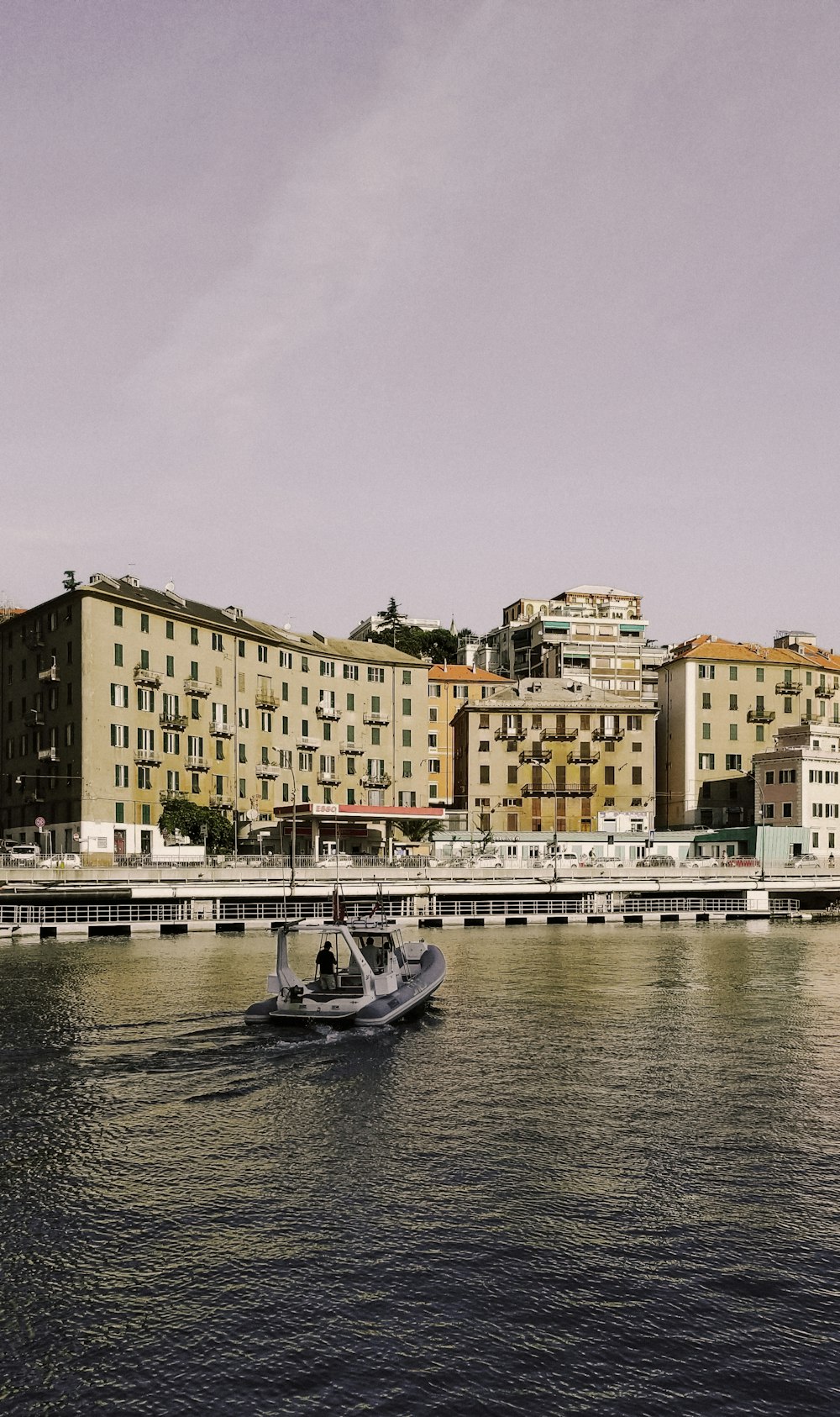 Ein Boot im Wasser vor einer Stadt