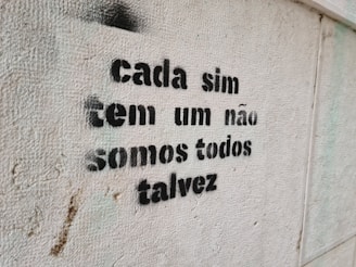 graffiti on the side of a building reads, cada sim em um nao