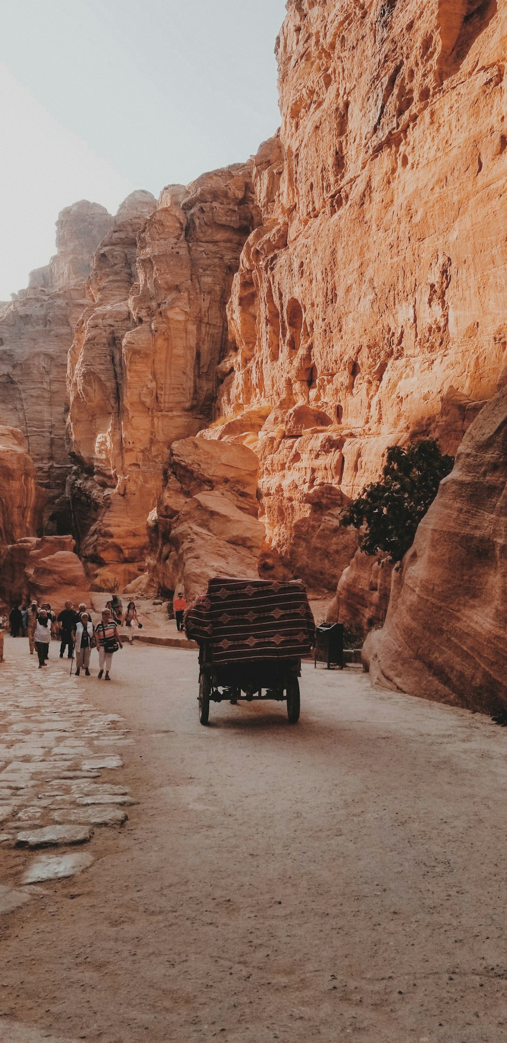 Ein Lastwagen, der einen Feldweg neben einem Berg hinunterfährt