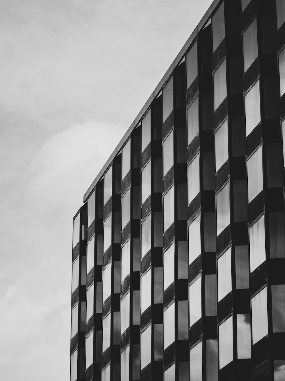 a black and white photo of a building