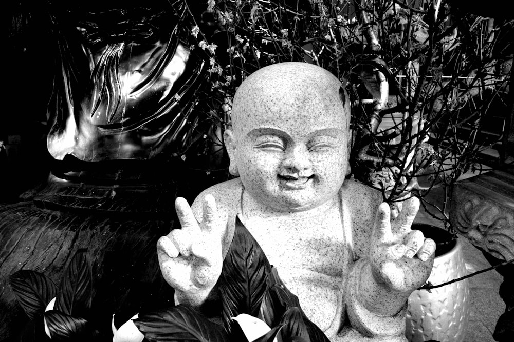 uma foto em preto e branco de uma estátua de Buda