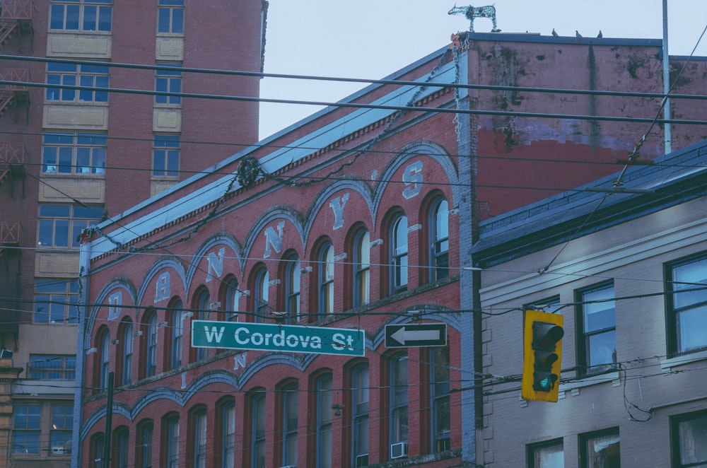 Un panneau de rue au coin de Cordova St et W Cordova St