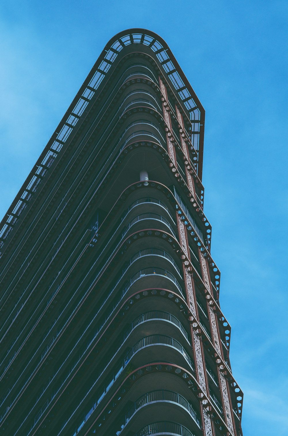 空の背景を持つ非常に高い建物