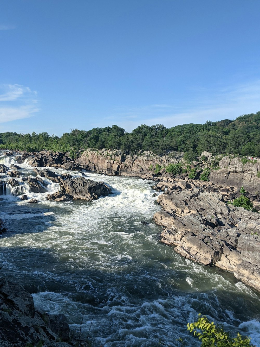 a river that has some rocks in it