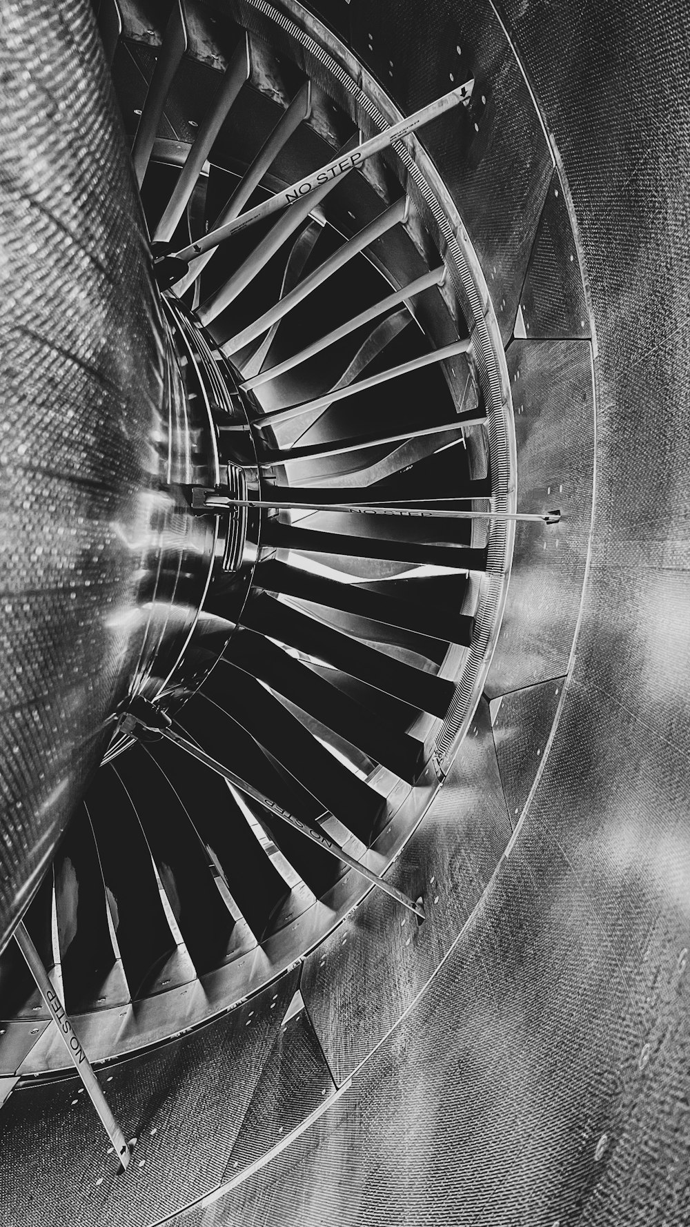 Une photo en noir et blanc d’une turbine