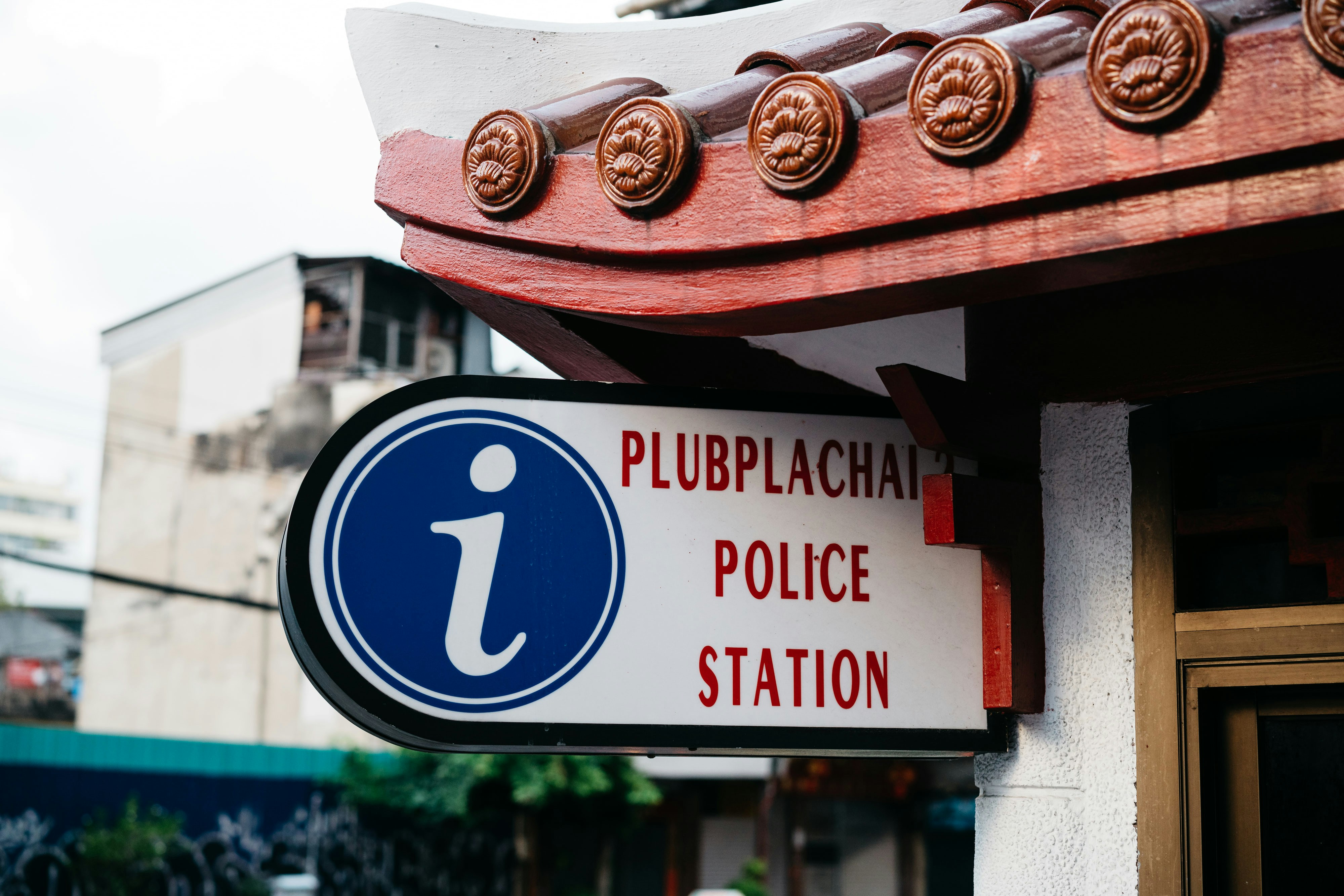 Un cartello per una stazione di polizia pubblica in un paese straniero foto  – Immagine gratis di Blu su Unsplash, image size:3000x2001