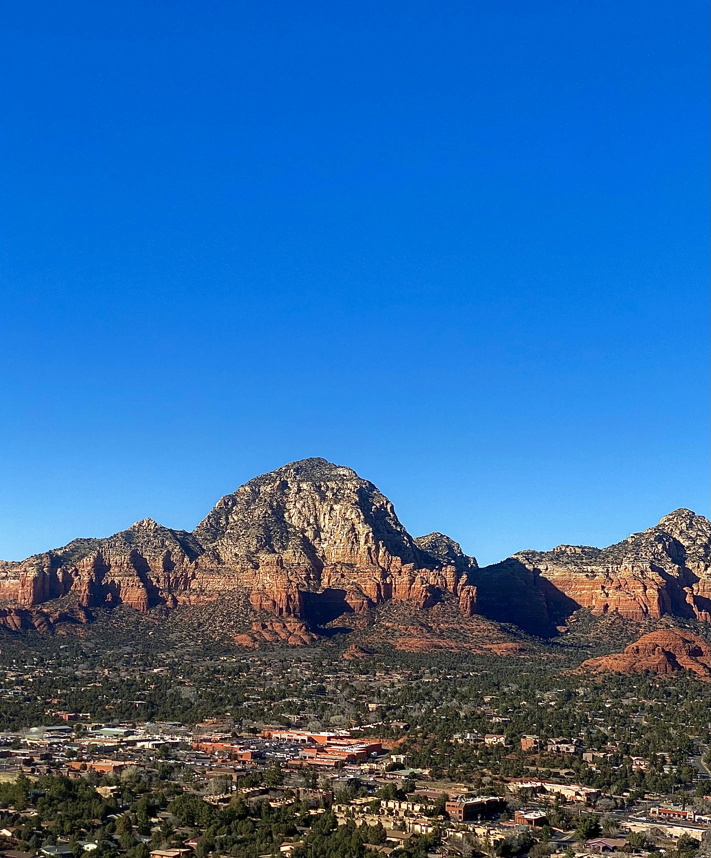 Blick auf eine Bergkette mit strahlend blauem Himmel
