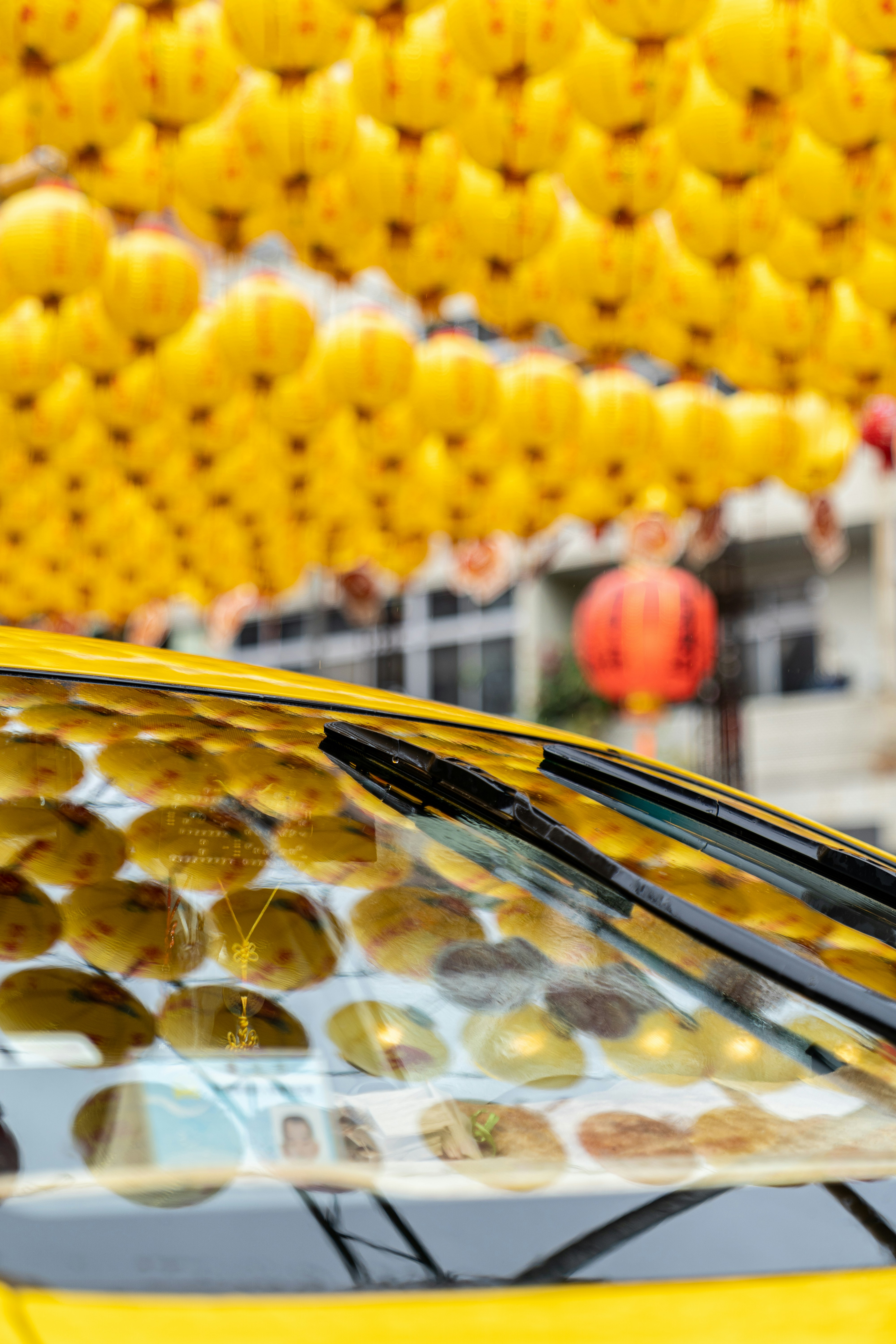 店の前に停まっている黄色い車