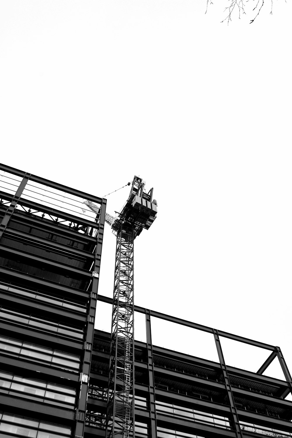 un'alta torre con una gru in cima