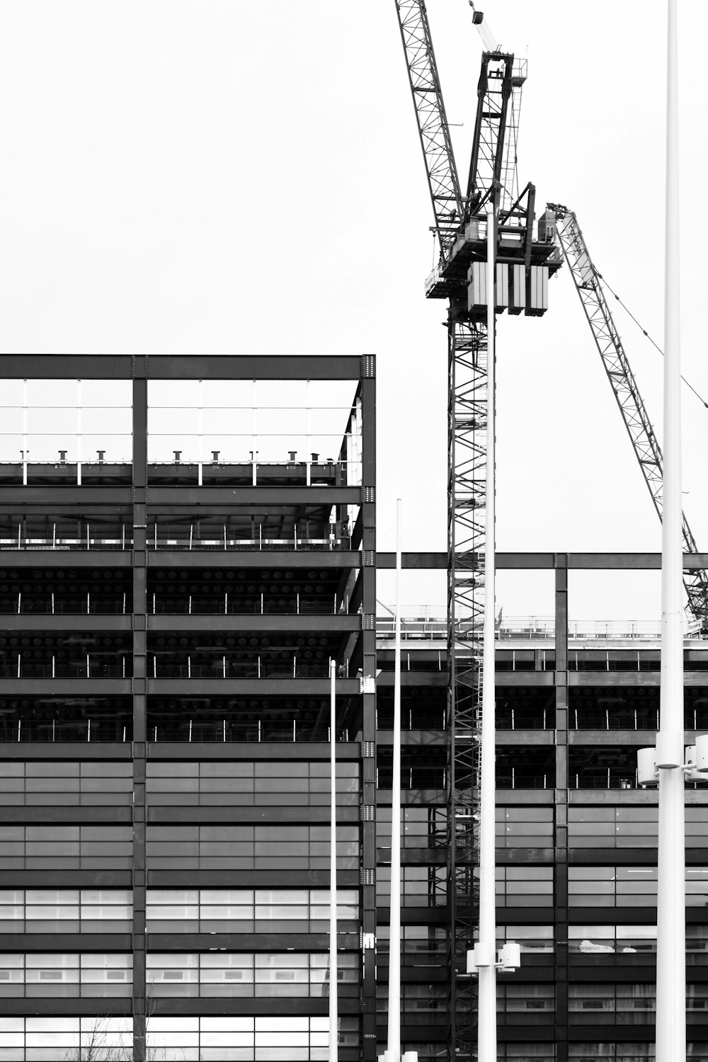 Una foto en blanco y negro de un sitio de construcción