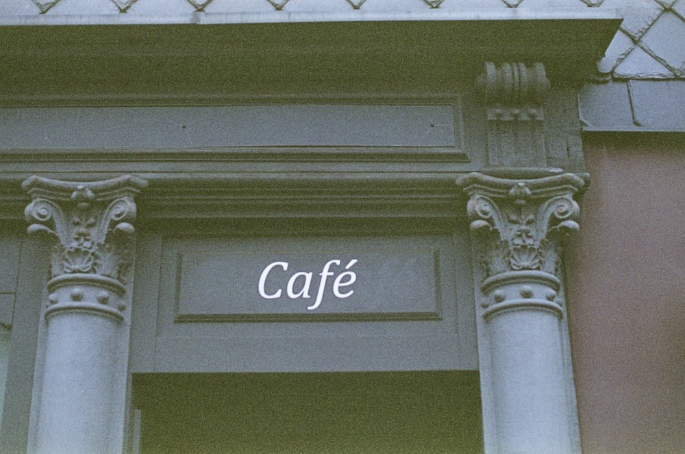Un primer plano de un edificio con un letrero que dice café