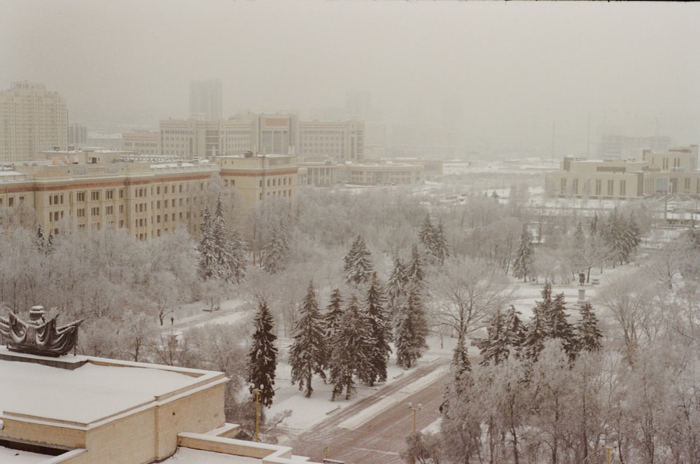 Una vista de una ciudad nevada desde un edificio alto