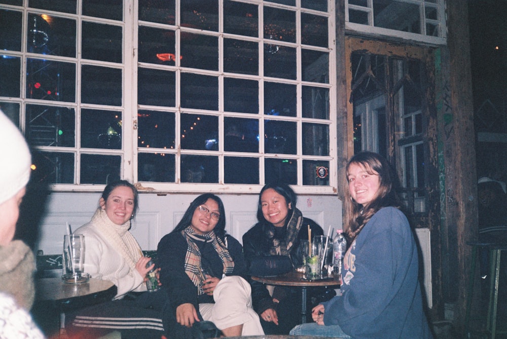 테이블에 나란히 앉아 있는 한 무리의 여성들