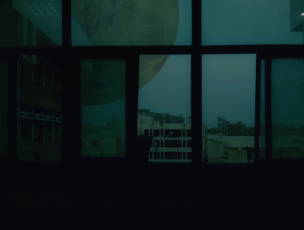 una vista di una città attraverso una finestra di notte