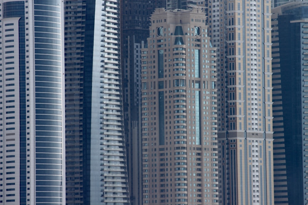 Eine große Gruppe hoher Gebäude in einer Stadt