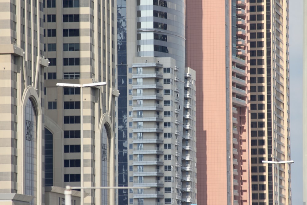 Eine Gruppe hoher Gebäude in einer Stadt