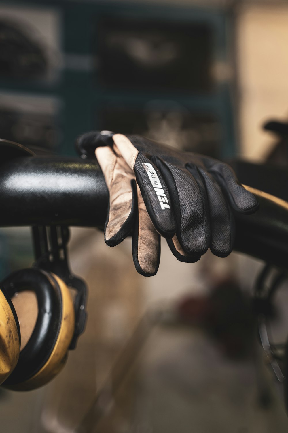 Un primo piano di un paio di guanti su una bici