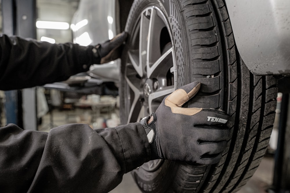 Un uomo che lavora su una gomma in un garage