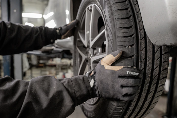 Technicien changeant une roue