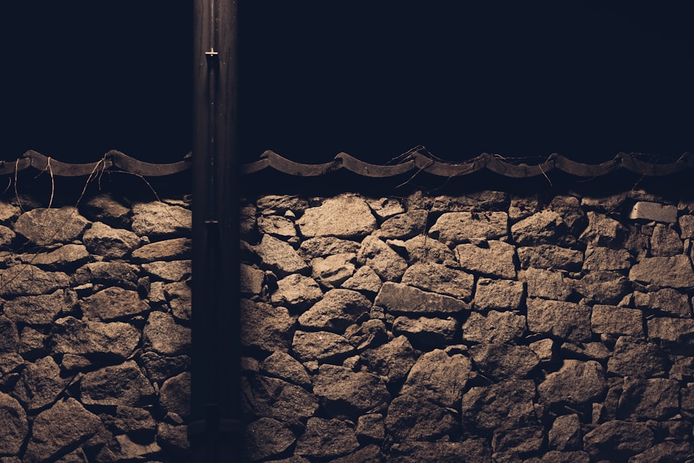 Una foto in bianco e nero di un muro di pietra