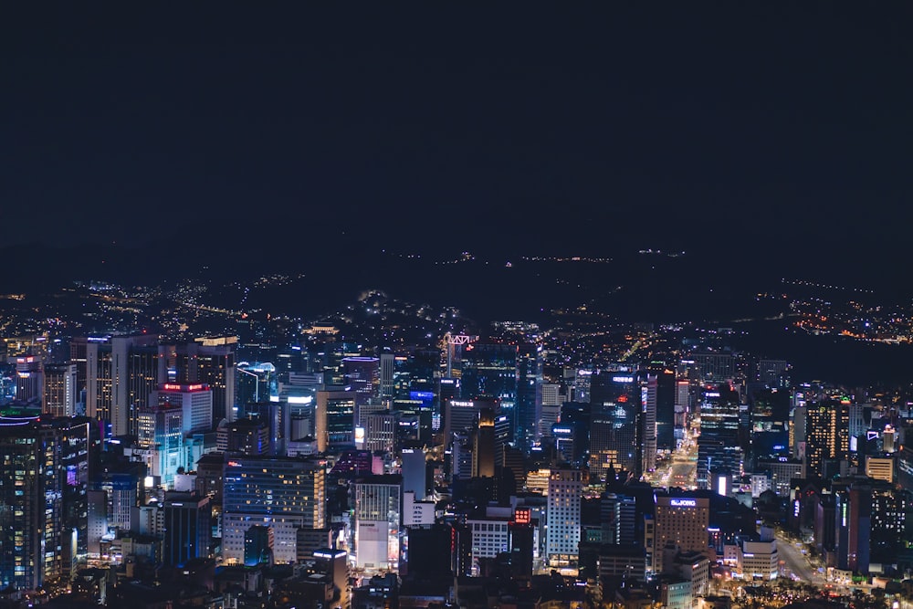 Una vista nocturna de una ciudad con muchos edificios altos