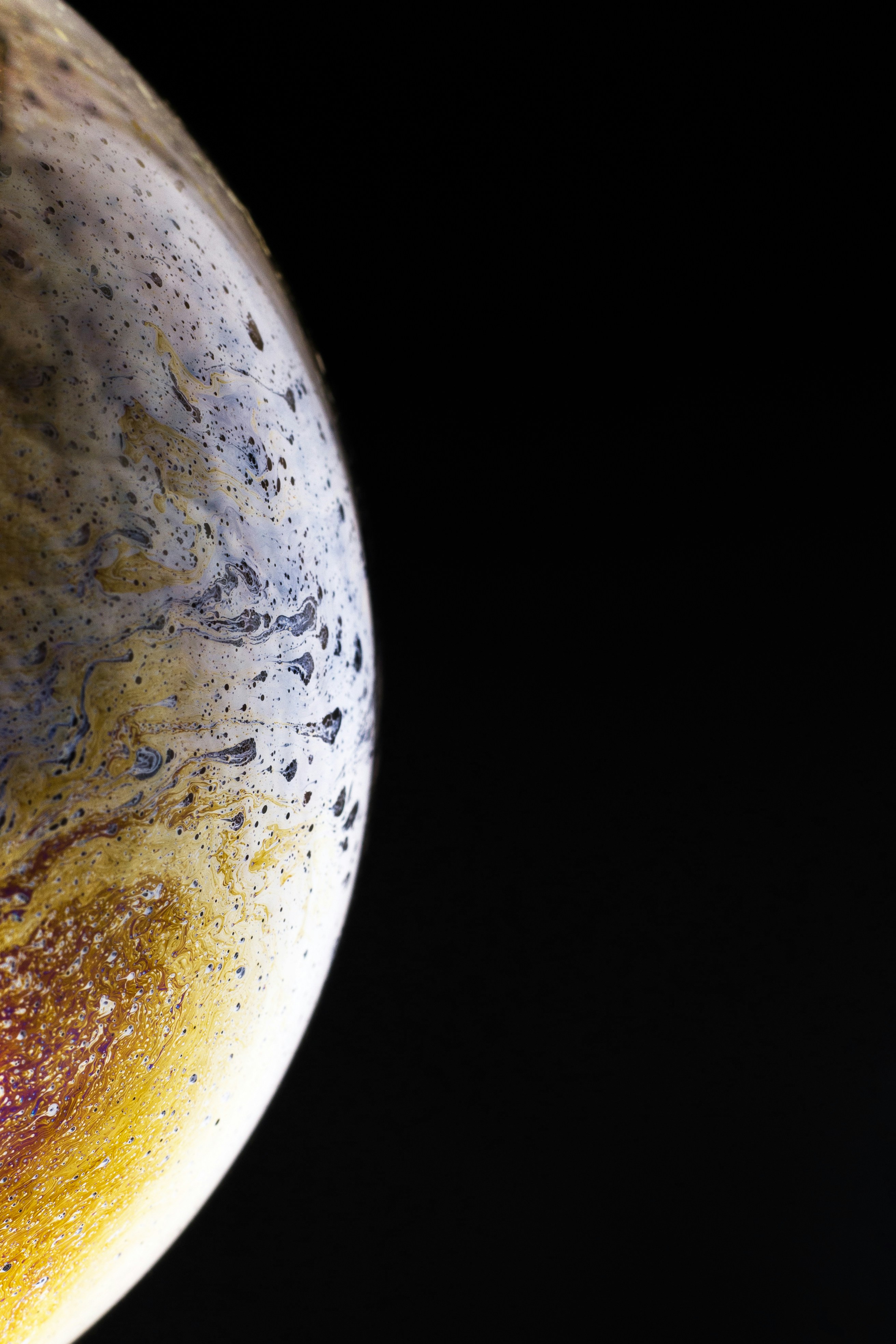 Un primer plano de un objeto amarillo y negro