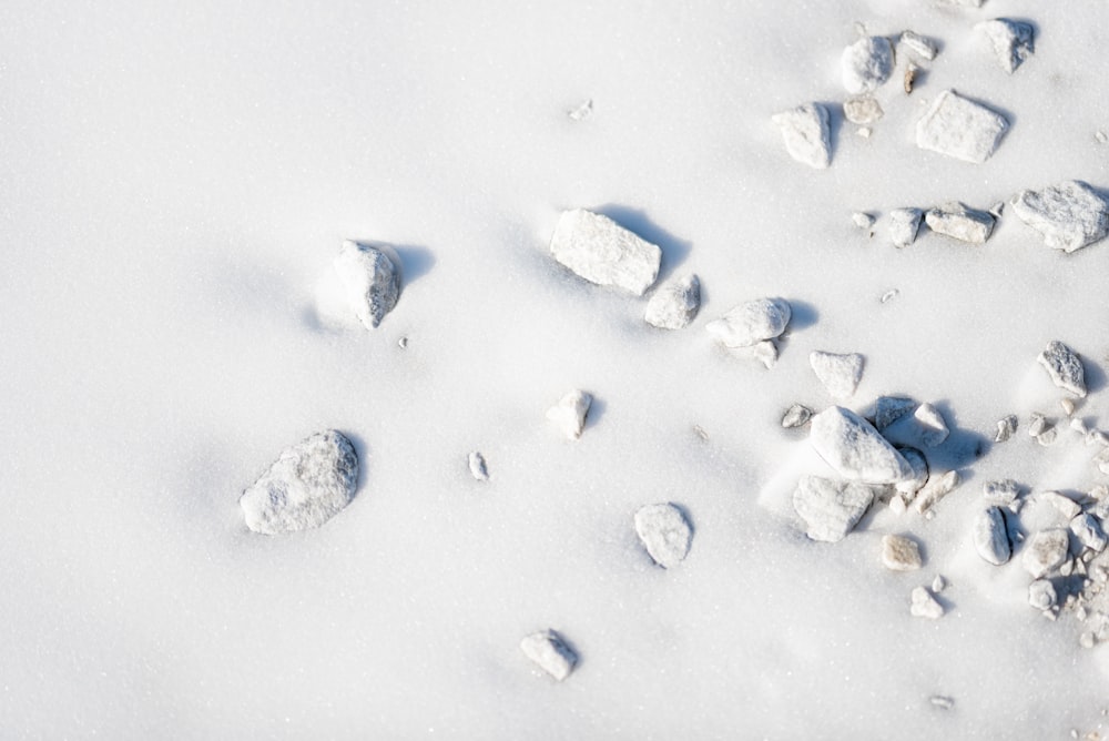 Un montón de rocas sentadas sobre un suelo cubierto de nieve