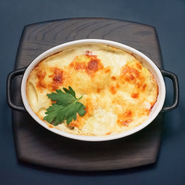 Tartiflette gratinée au four, fromage doré et bouillonnant