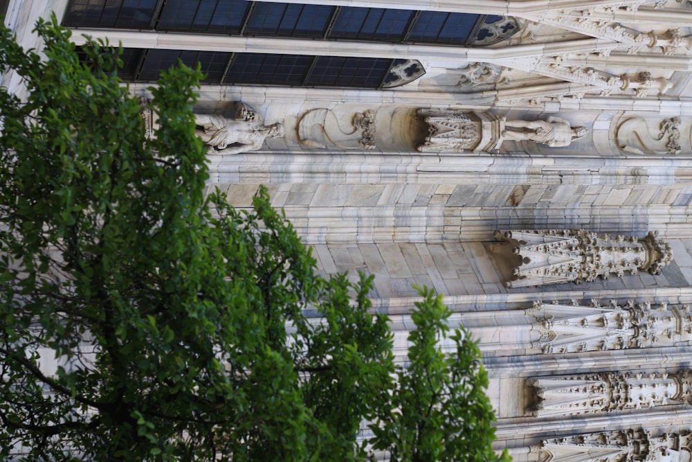 Un edificio alto con estatuas en el costado