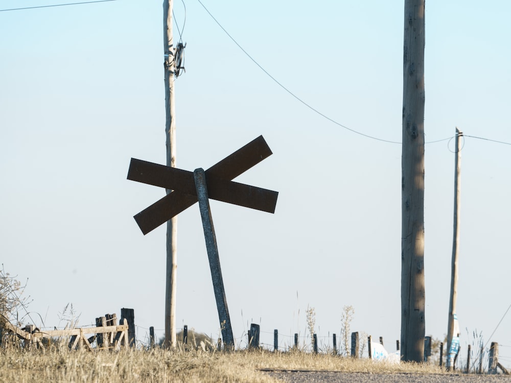 a railroad crossing sign in the middle of a field