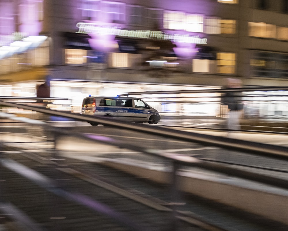 Ein verschwommenes Foto einer belebten Stadtstraße