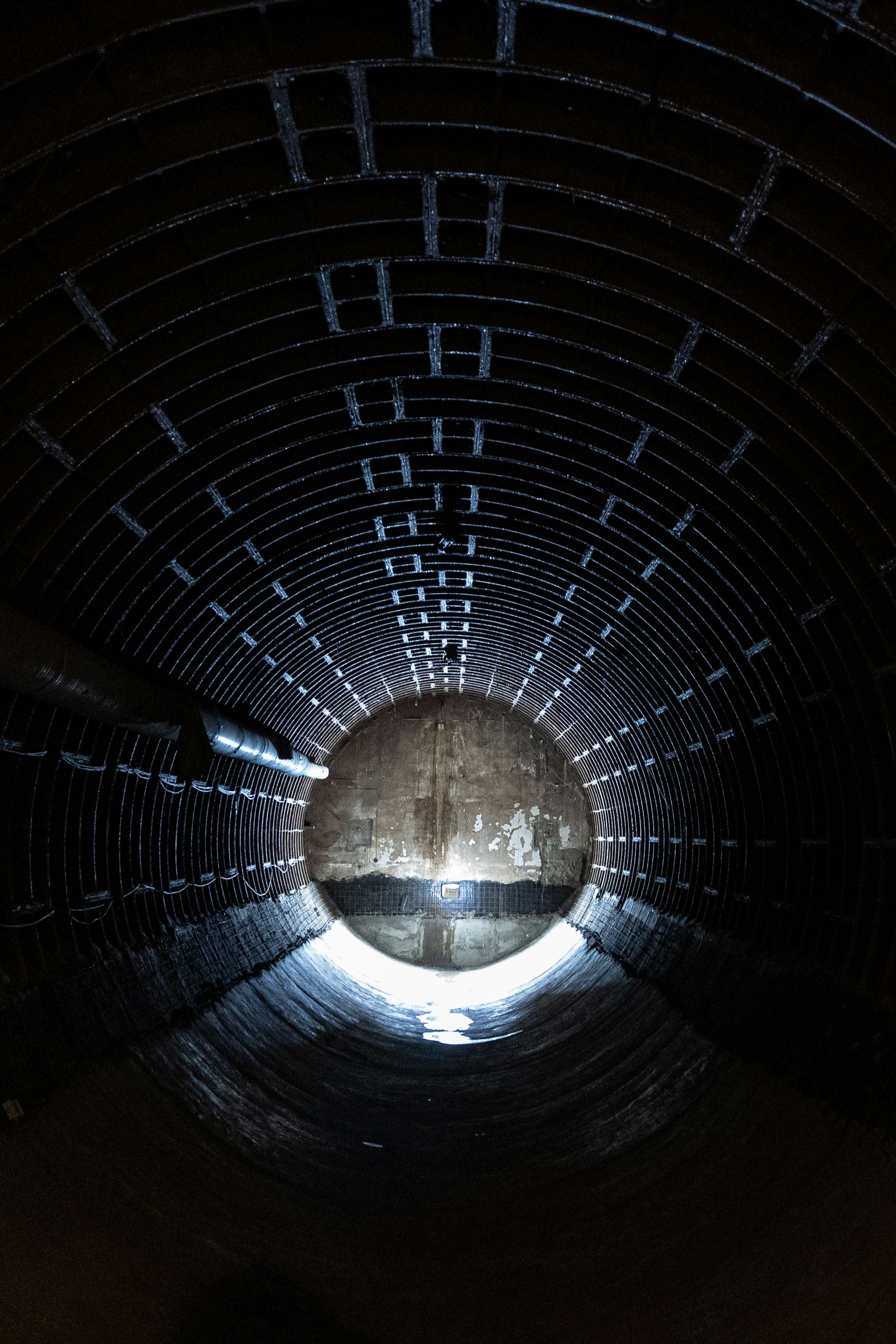 Ein dunkler Tunnel mit einem Licht am Ende