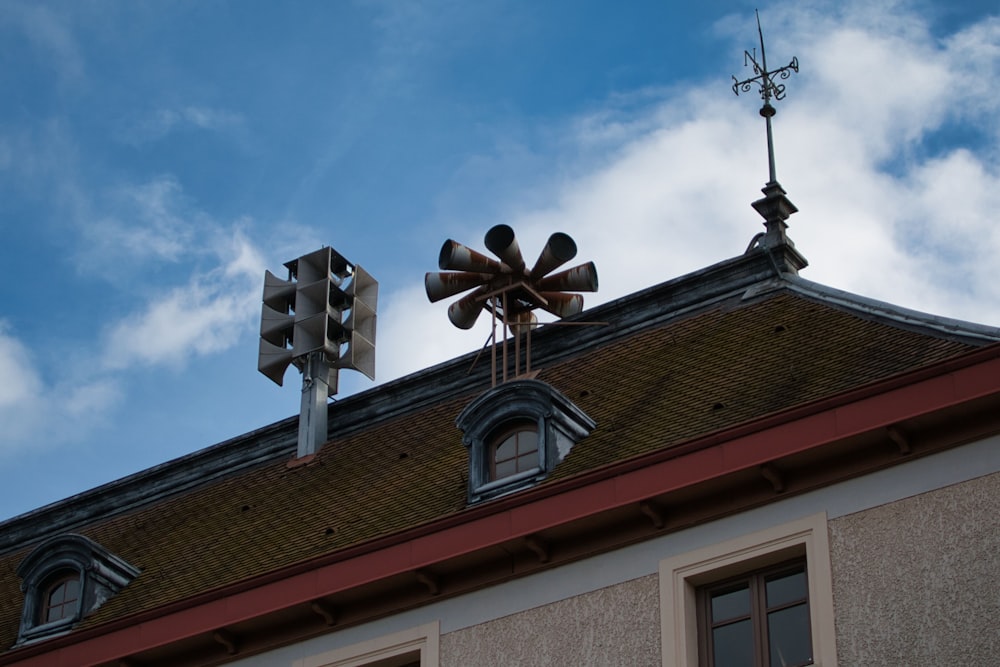 ein Gebäude mit zwei Windmühlen darauf