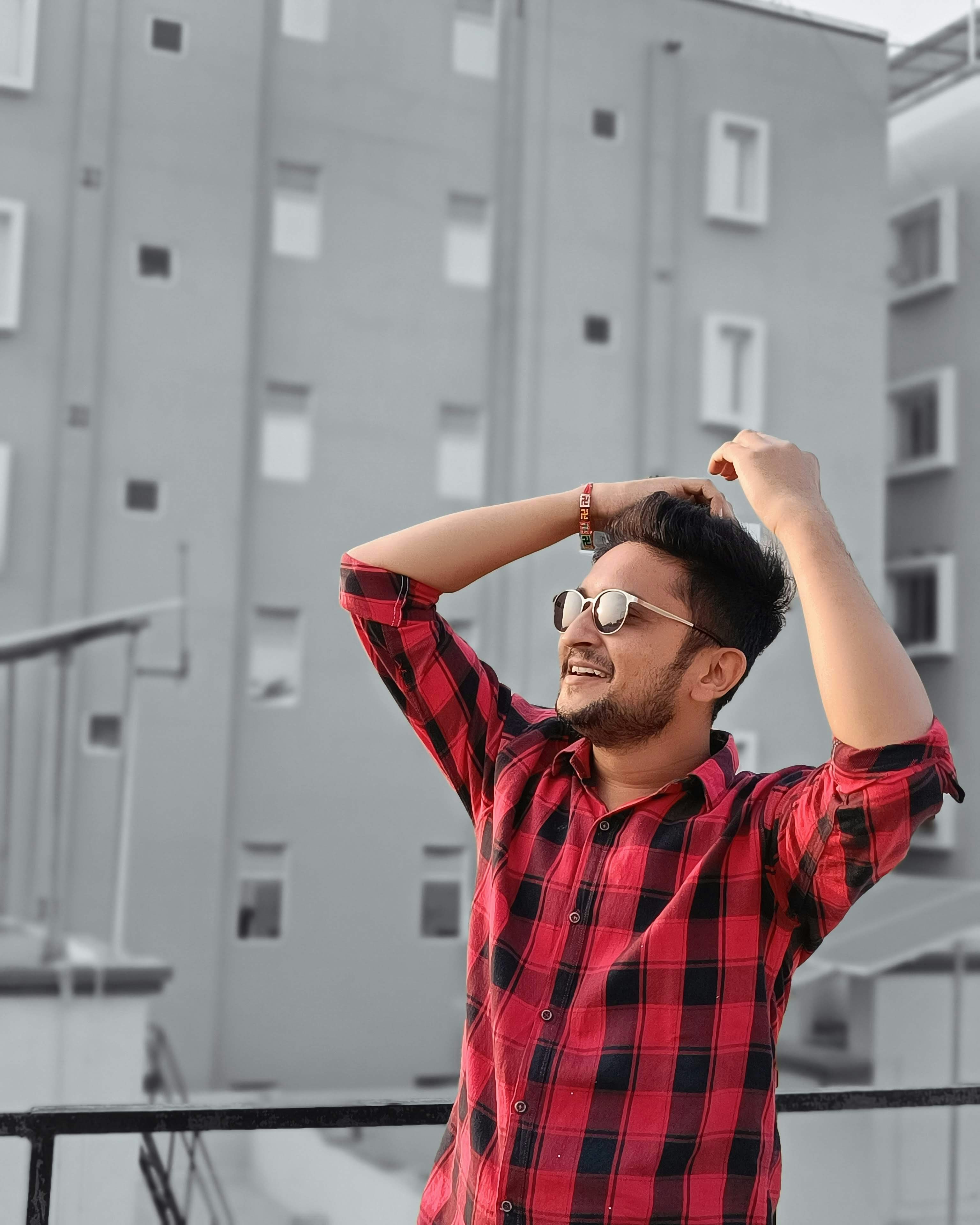Un hombre con una camisa a cuadros roja y negra está sosteniendo sus manos  contra su foto – Imagen de Retratos gratuita en Unsplash, image size:3000x3750