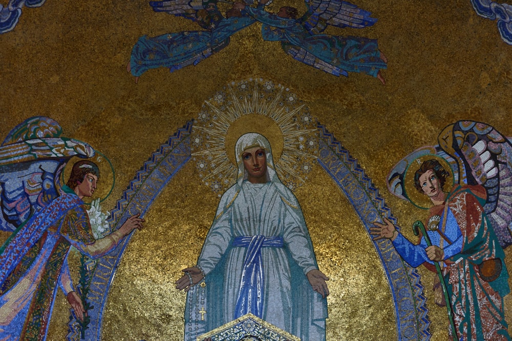 Un dipinto di Gesù circondato da angeli su un muro