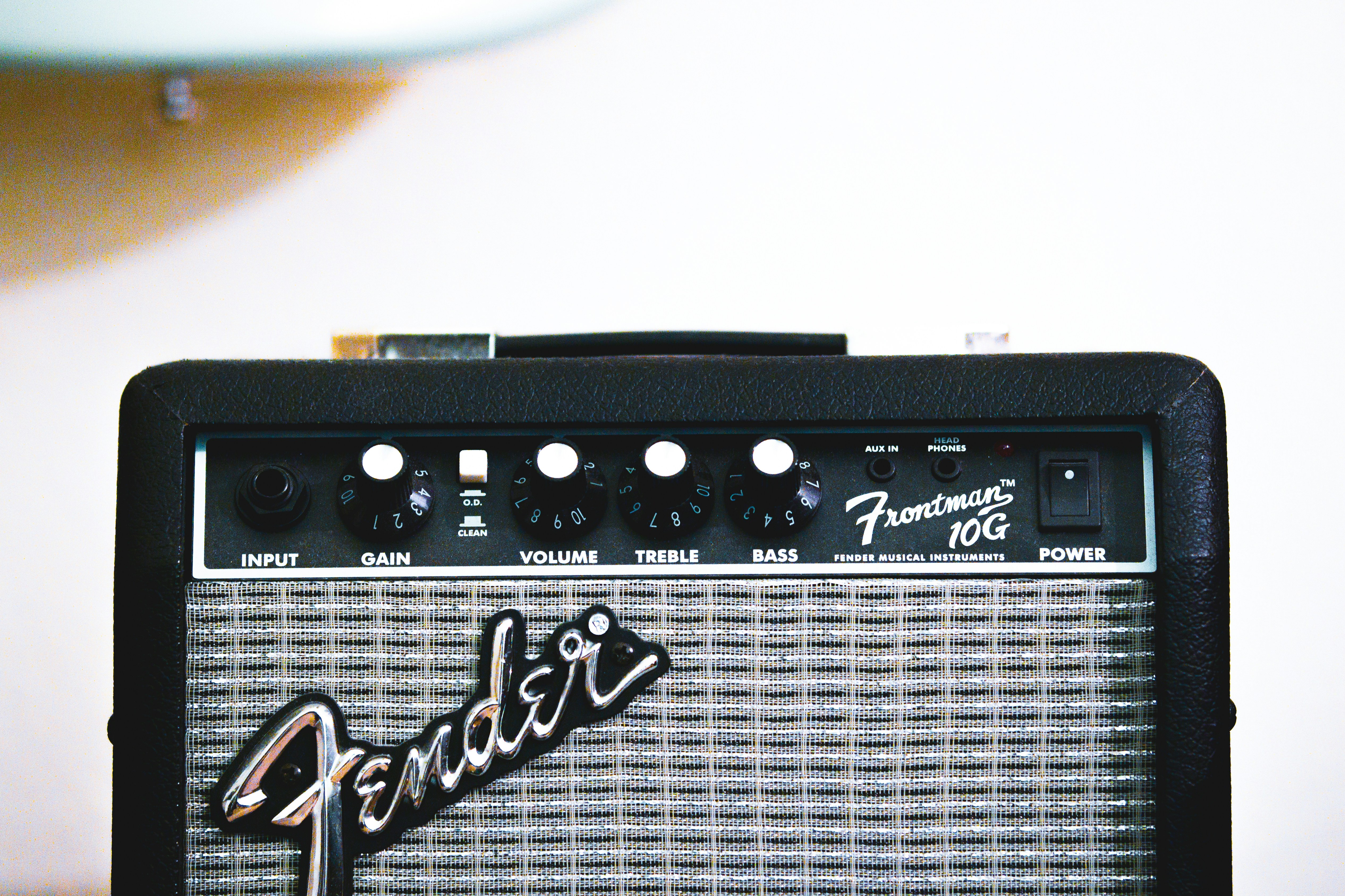 amplifier gitar fender duduk di atas meja