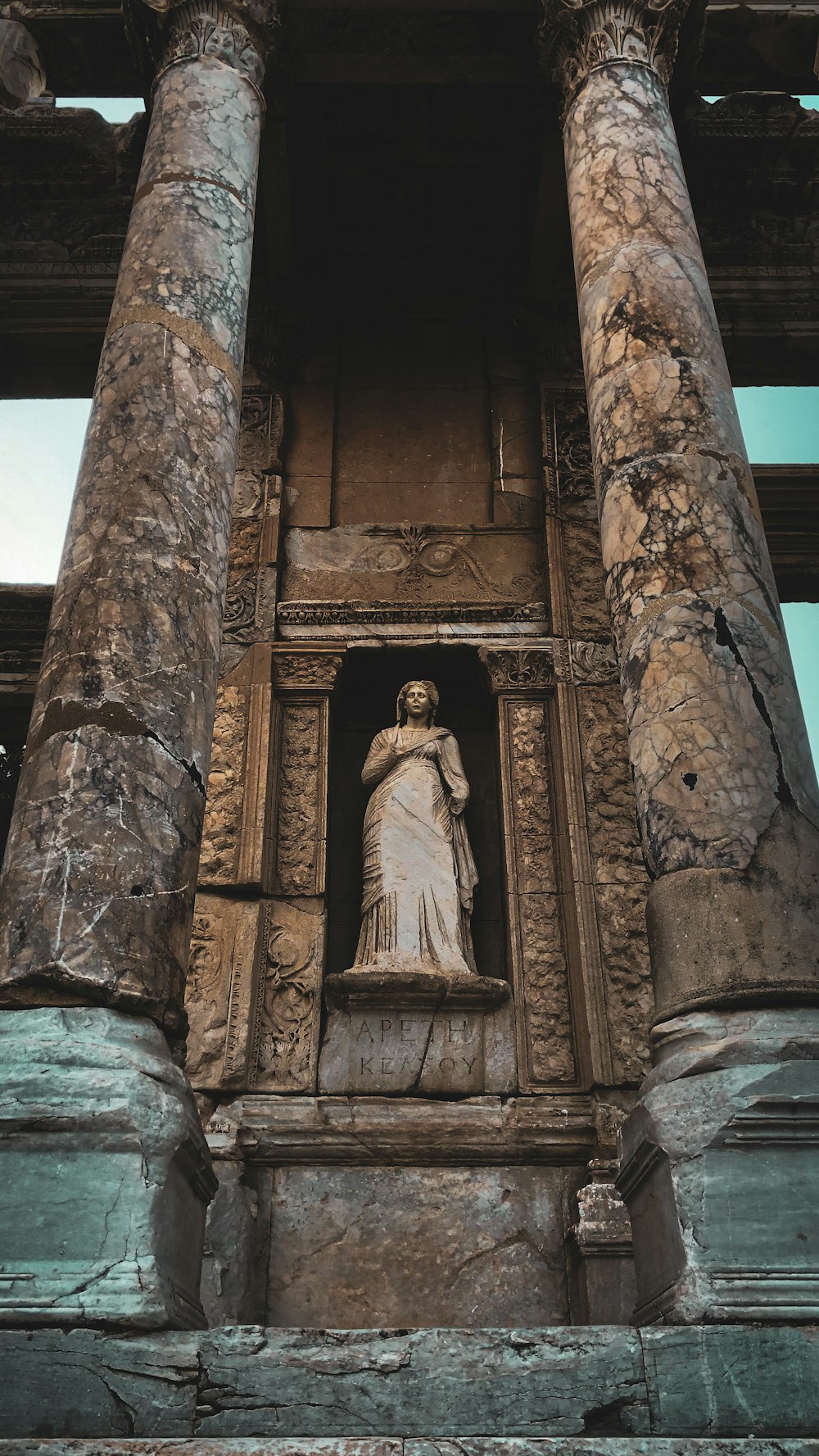 uma estátua de uma mulher em uma janela de um edifício