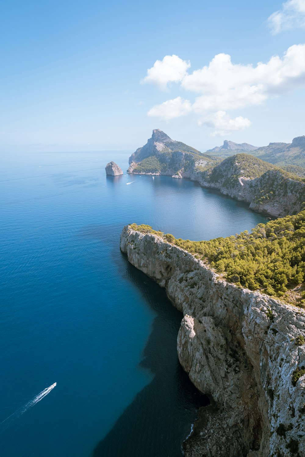 Una vista aérea de un cuerpo de agua con montañas en el fondo