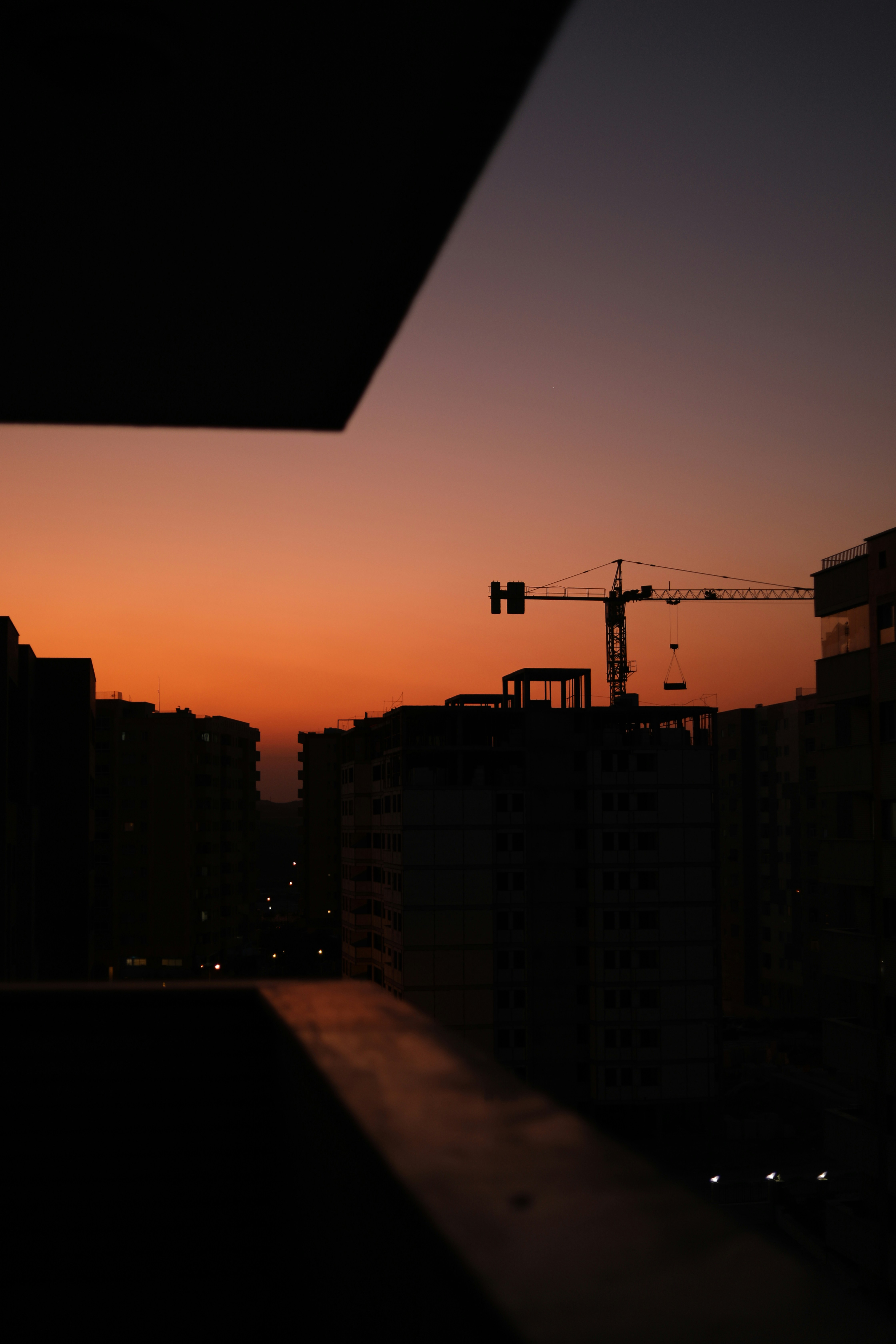 クレーンを背景に建設中の建物