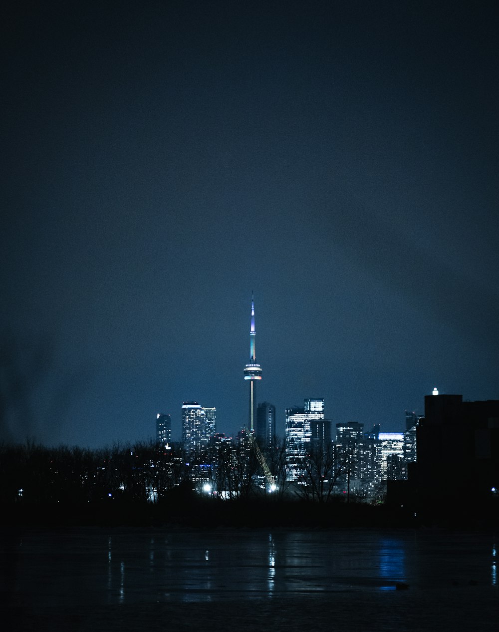 Una vista de una ciudad por la noche desde el otro lado del agua