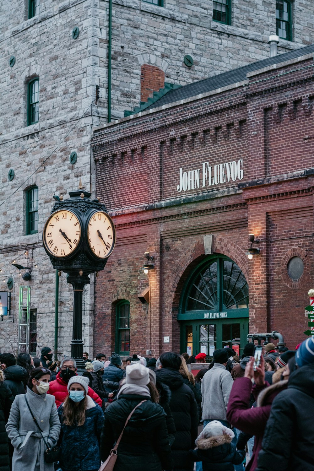 Una multitud de personas de pie frente a un edificio