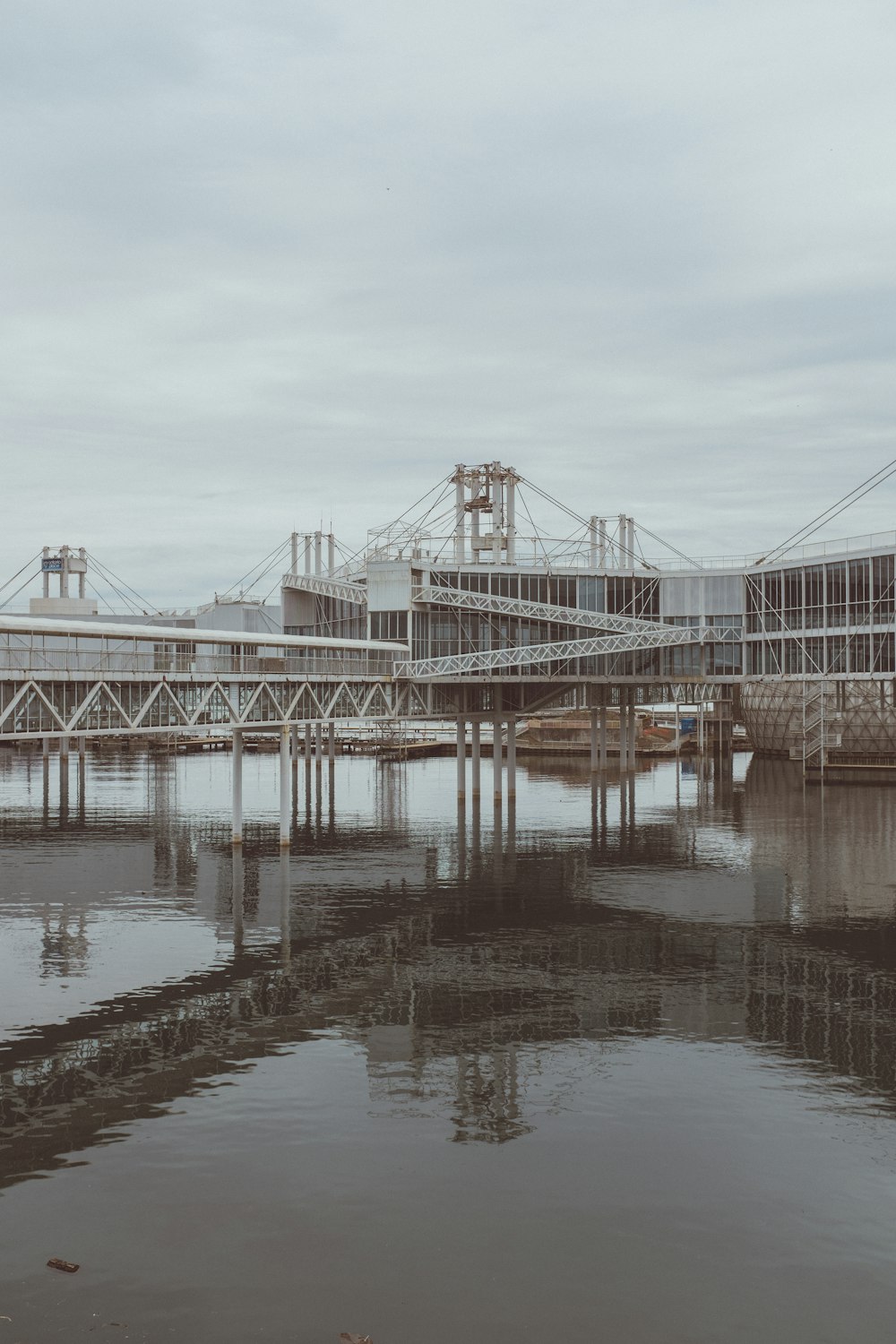 eine große Brücke über ein Gewässer