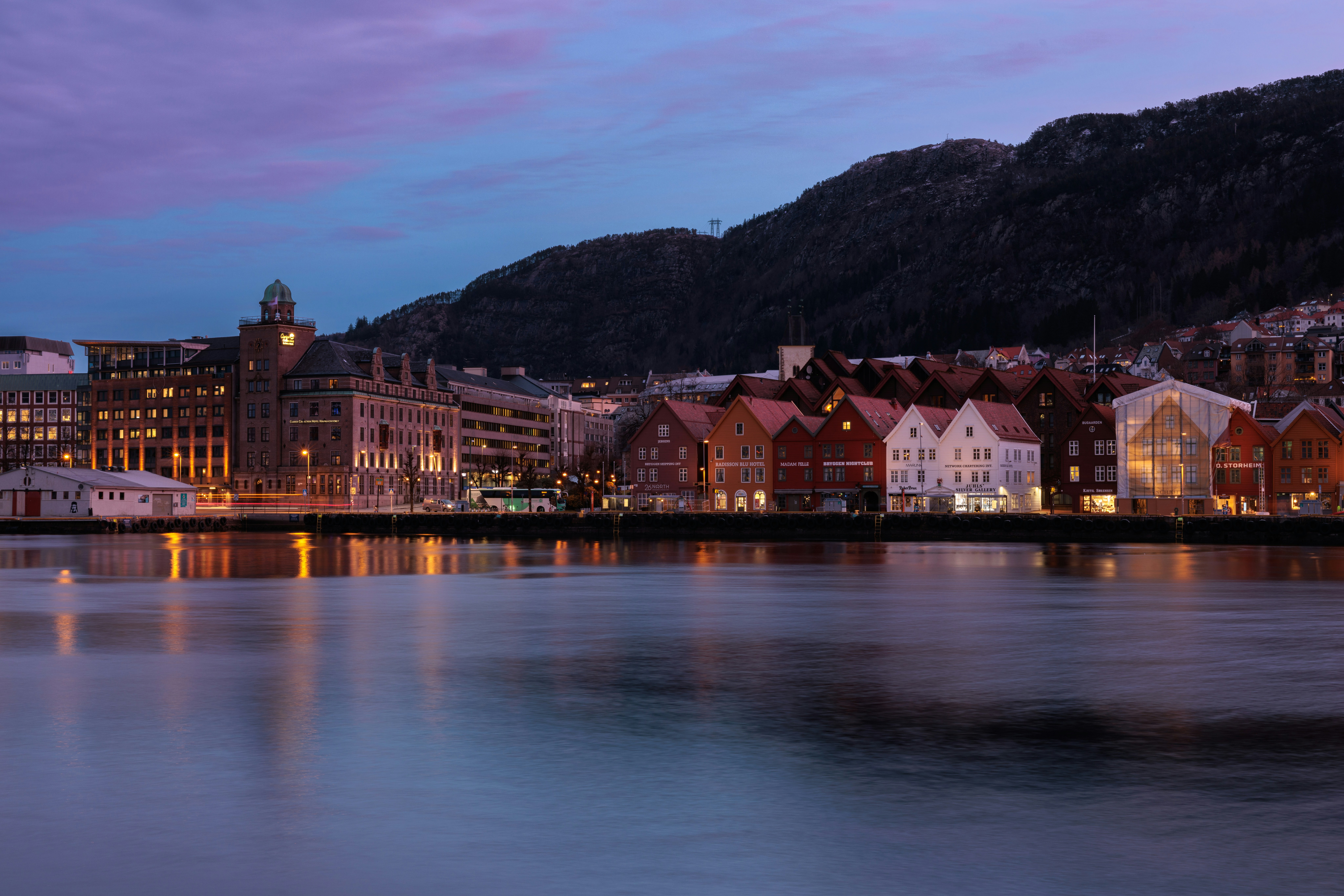 Ein großes Gewässer mit einer Stadt im Hintergrund