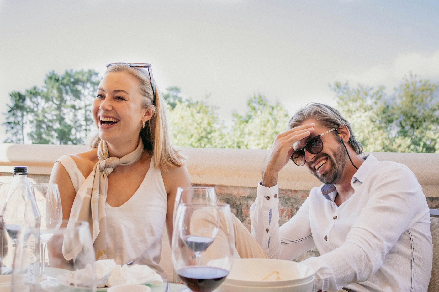 Homem e mulher sentados a uma mesa com copos