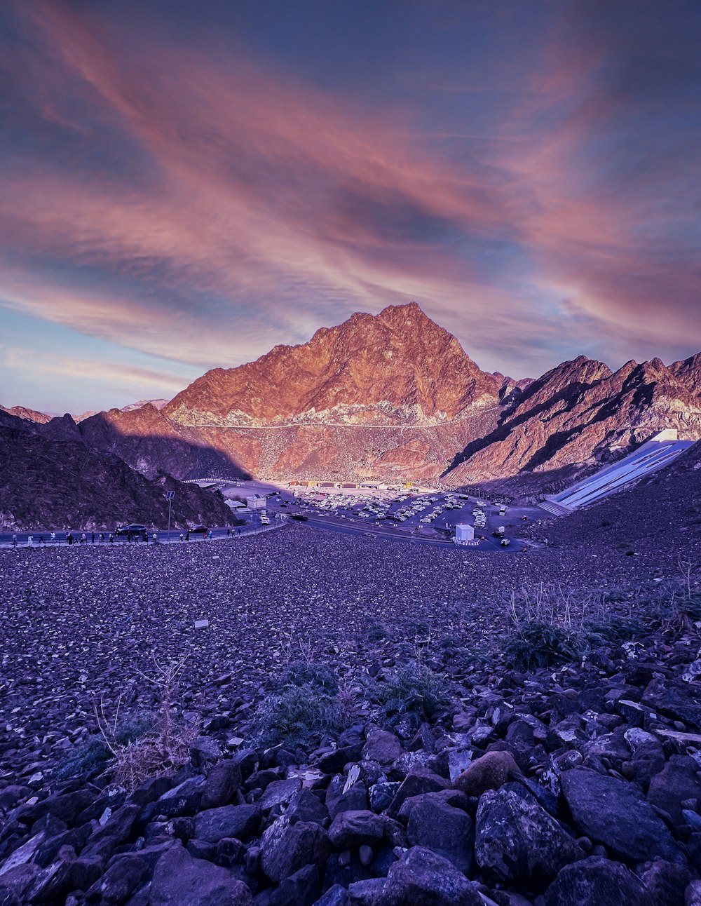 une vue d’une chaîne de montagnes au coucher du soleil