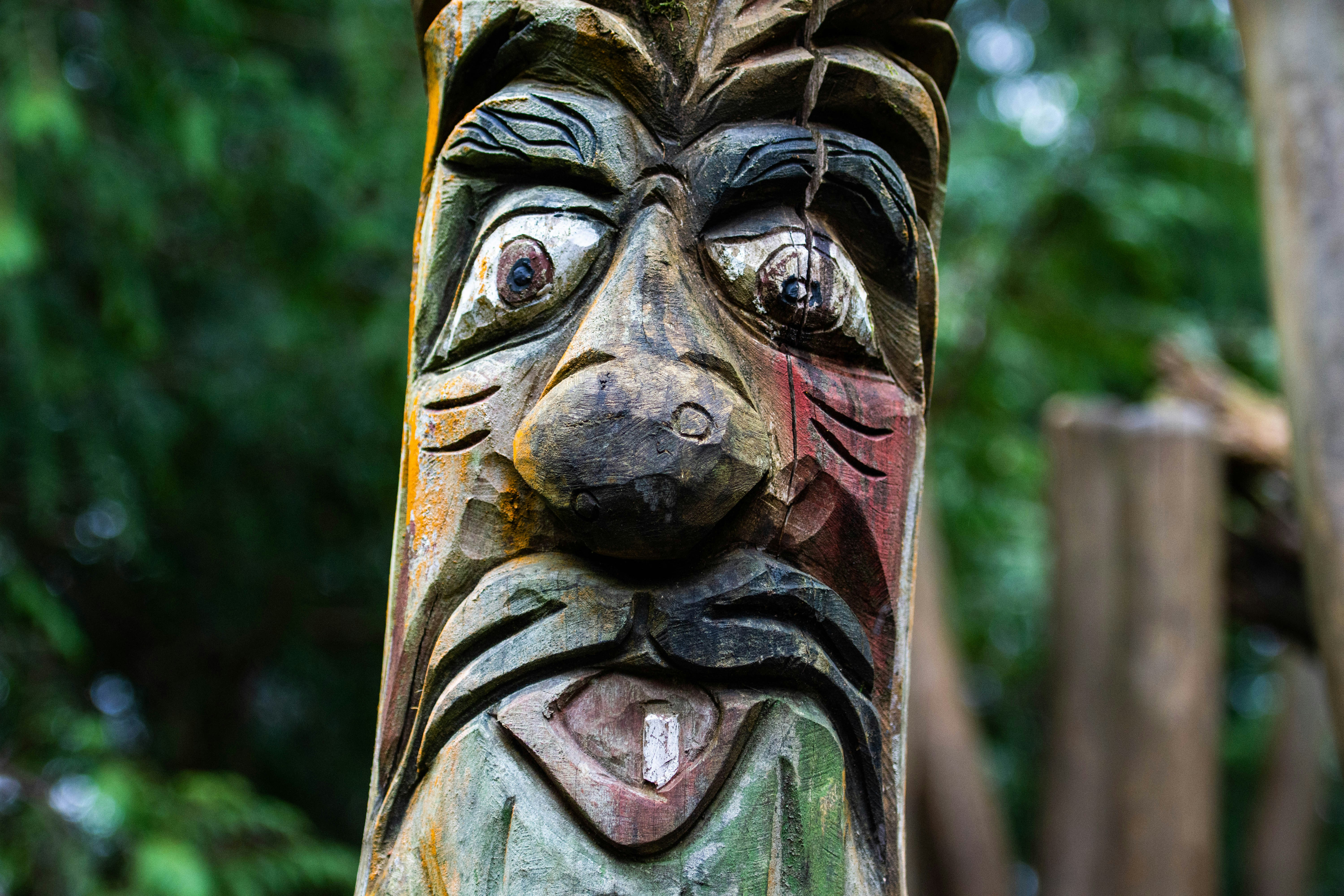 Um close up de uma escultura de madeira do rosto de um homem foto – Imagem  grátis sobre Madeira na Unsplash, image size:3000x2000