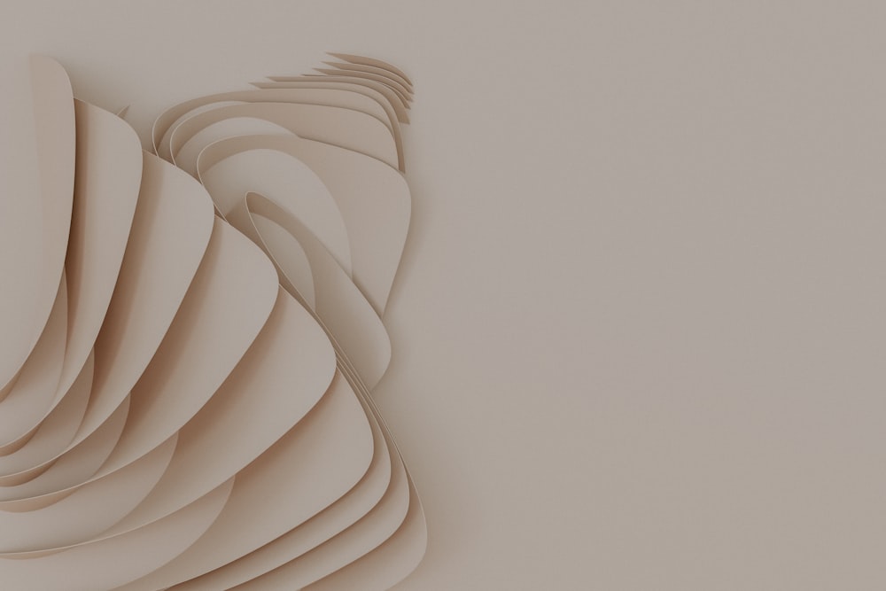 Una escultura de papel de una ola sobre un fondo beige