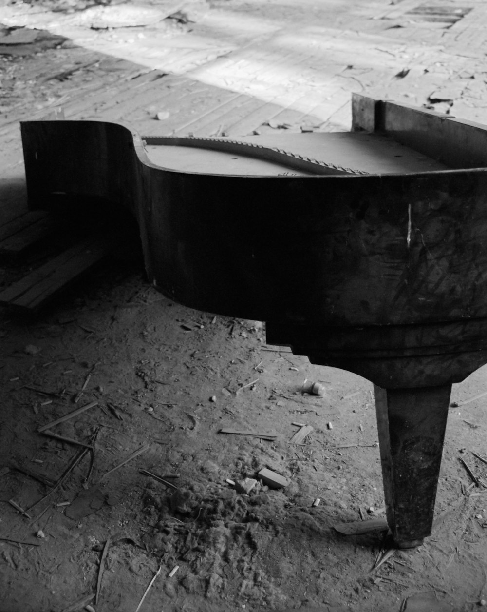 a black and white photo of a piano